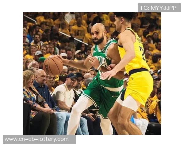 哈里伯顿伤后拄拐静候队友归来深情拥抱展现团队凝聚力